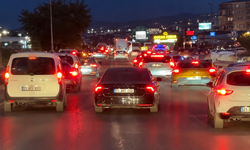 Diyarbakır’da itfaiye aracına yol vermeyen sürücü kamerada