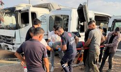 Buğday yüklü kamyon ile minibüs çarpıştı: Çok sayıda yaralı