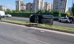 Diyarbakır’da korkutan kaza: Araç yan yattı