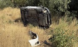 Diyarbakır’da virajı alamayan sürücünün otomobili devrildi