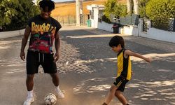 Amedspor'un yıldızı mahallede çocuklarla futbol oynadı