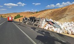 Diyarbakır-Bingöl yolunda saman yüklü tır devrildi