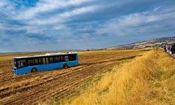 Diyarbakır’da belediye otobüsü tarlaya girdi