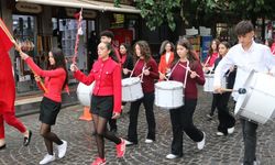 Diyarbakır’da çocukların Cumhuriyet sevinci sokaklara taştı