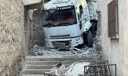 Diyarbakır’da faciadan kıl payı dönüldü! Kamyon eve çarptı