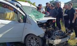 Ticari araç ile minibüs çarpıştı: 4 yaralı
