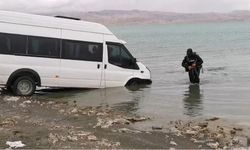 Van'da minibüs göle uçtu