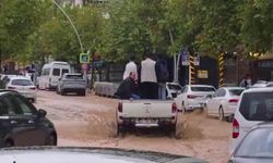 Diyarbakır’ı sağanak vurdu: Cadde ve evleri su bastı