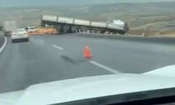 Diyarbakır’da korkutan kaza: Tır yoldan çıktı