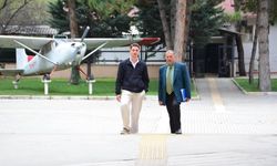 57 yaşında oğluyla beraber üniversite kapısında
