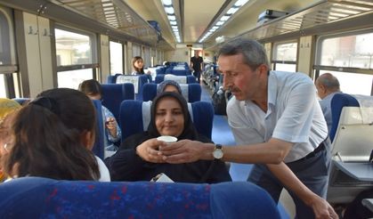 Batman-Diyarbakır seferini yapan tren yolcularına soğuk ayran ikramı