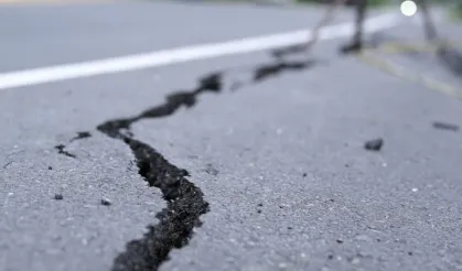 Panik ve korku hakim oldu; 7 şiddetinde deprem