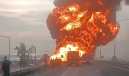 Akaryakıt tankeri alev topuna döndü; Alevler gökyüzünü sardı