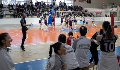 Diyarbakır Eşbaşkanı Serra Bucak tribündeydi