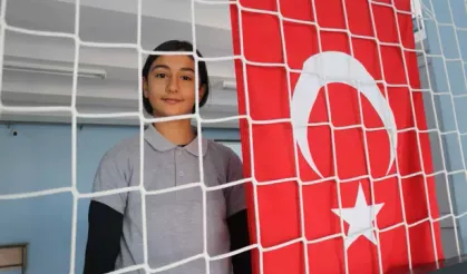 Diyarbakır’da öğrenciden bayrak hassasiyeti: Sevgiyle düzelttim