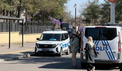 Diyarbakır’da Adliyesi önünde hareketli dakikalar: Kaçmaya çalışan zanlı vuruldu