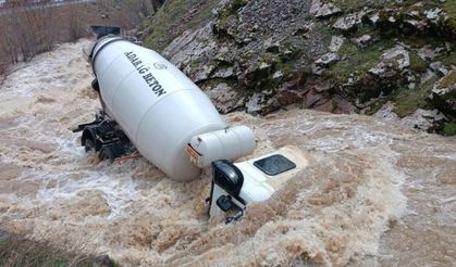 Beton mikseri dereye uçtu sürücü kayboldu