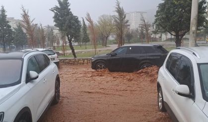 Diyarbakır Silvan'ı sel vurdu; Sokaklar nehre döndü