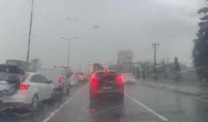 Diyarbakır’da aniden bastıran sağanak ve dolu hayatı felç etti