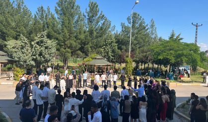 Dicle Üniversitesi BESYO'dan halaylı mezuniyet coşkusu