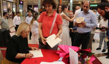 Diyarbakır’da Ayşe Ceylan Topçu’nun imza gününe büyük ilgi