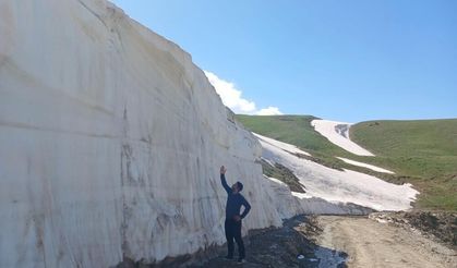 Hakkari'de 5 metreyi bulan kar tepesi