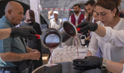 Diyarbakır'da vatandaşlara reyhan şerbeti ikramı