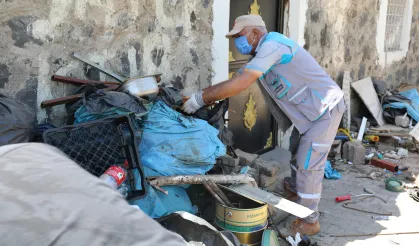 Diyarbakır'da çöple dolu eve belediye müdahalesi