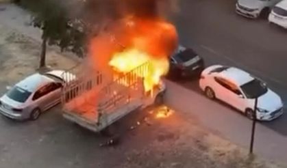 Diyarbakır'da park halindeki kamyonet alev aldı