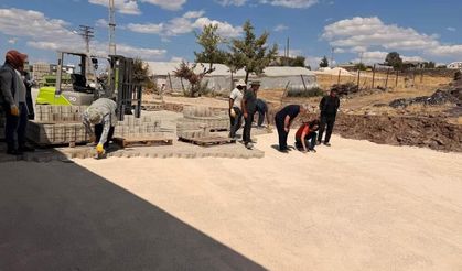 Diyarbakır’da mahalle yollarına parke taşı mesaisi