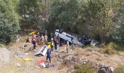 Minibüs şarampole devrildi: Ölü ve yaralılar var