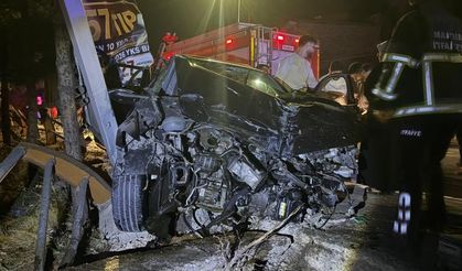 Reklam panosuna çarpan otomobil hurdaya döndü