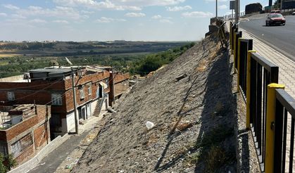 Diyarbakır’da korkutan çökme! Fiskaya yolunda kaldırım parçaları aşağı düştü