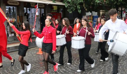 Diyarbakır’da çocukların Cumhuriyet sevinci sokaklara taştı