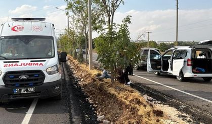 Diyarbakır’da iki araç çarpıştı: Yaralılar var