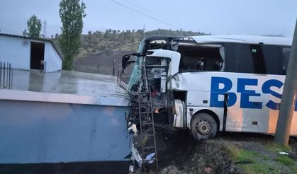 Şırnak'ta otobüs ile tır çarpıştı: Çok sayıda yaralı