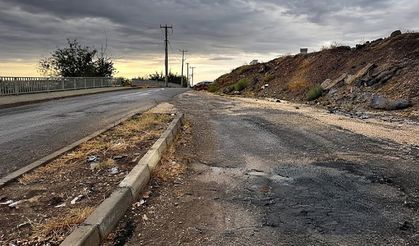 Diyarbakır’da aynı sokakta üç sorun: Asfalt, kaldırım ve toprak yığını