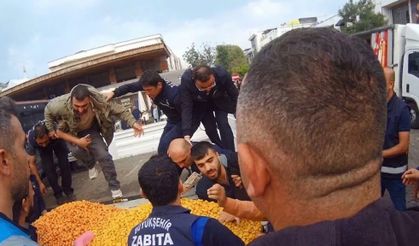 Diyarbakır Sur’da zabıta ile seyyar satıcılar arasındaki arbede kamerada