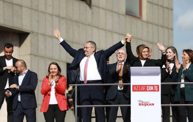 CHP’den ayrıldı, ilk iş olarak Yavaş’ın posterini indirdi