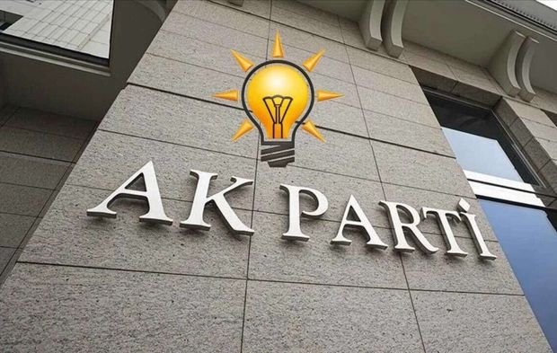 Ak Parti'de Deprem: İstifa Etti