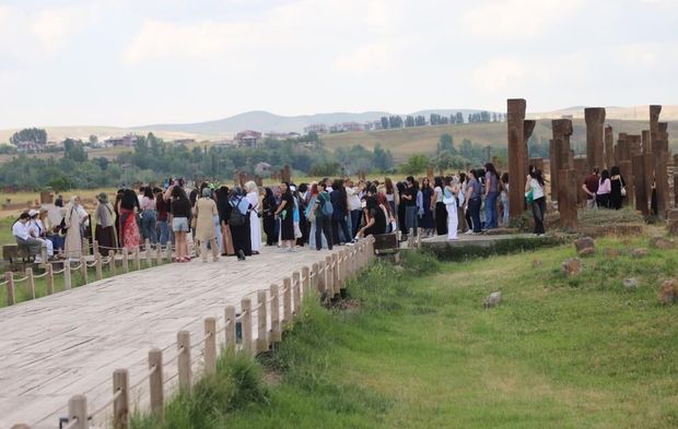 Ahlat'ta tarih canlandı! Selçuklu Meydan Mezarlığı dolup taşıyor