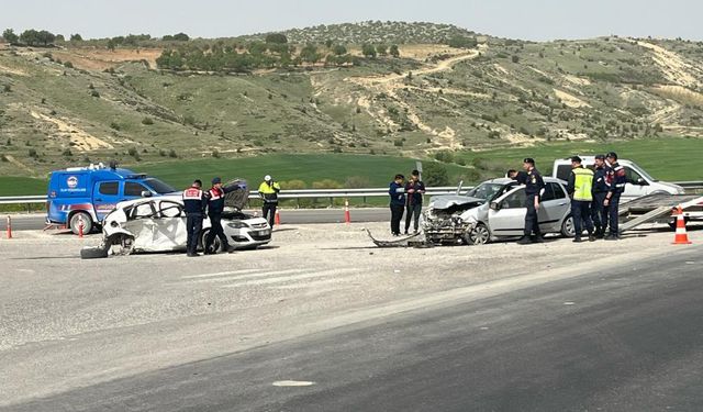 Adıyaman'da otomobiller çarpıştı: Ölü ve yaralılar var