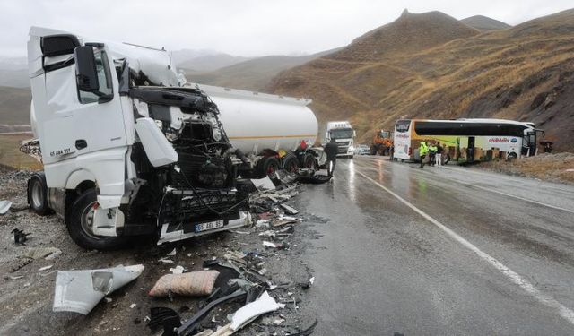 Hakkari’de otobüsle tanker çarpıştı: Ölü ve yaralılar var