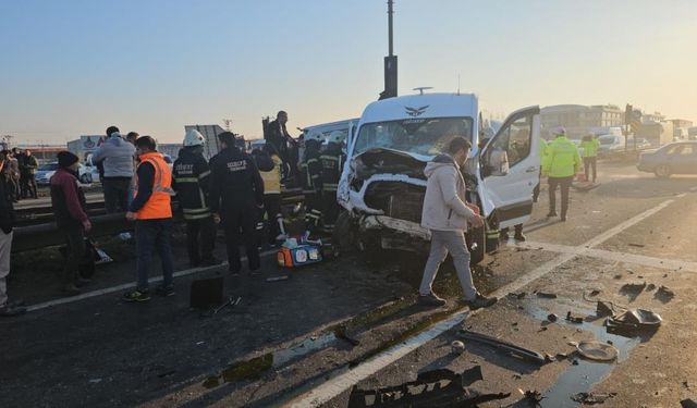 İki servis çarpıştı: Çok sayıda yaralı