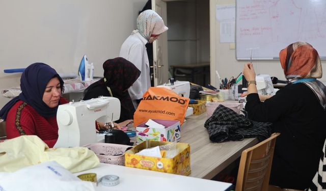 Kadınlar hayalleri için meslek öğreniyor