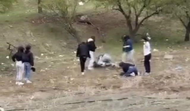 Genç kızlar tekme tokat birbirine girdi