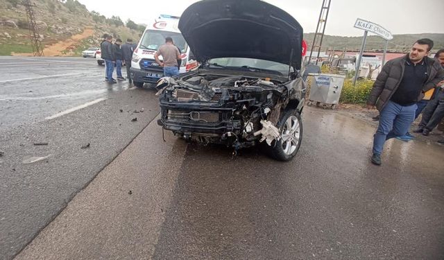 Hafif ticari araç otomobille çarpıştı