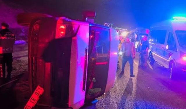 Minibüs takla attı: Ölü ve yaralılar var