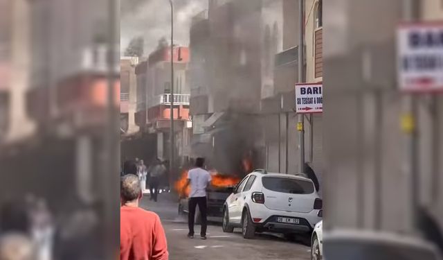 Park halindeki otomobil alev aldı
