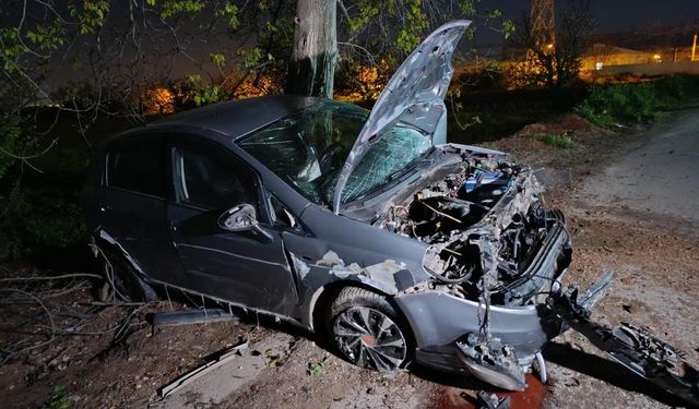 Otomobil ile motosiklet kafa kafaya çarpıştı